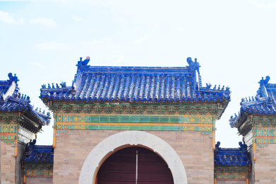 中国北京天坛的蓝色琉璃瓦宫门