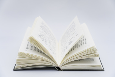 白色背景下一本翻开的书
