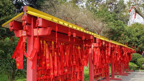 寺庙前的许愿墙 许愿