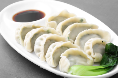 白色长圆盘里的韭菜猪肉饺子