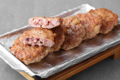 长方竹盘锡铂纸牛肉煎饼