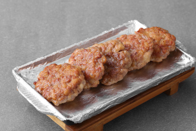 长方竹盘锡铂纸牛肉煎饼