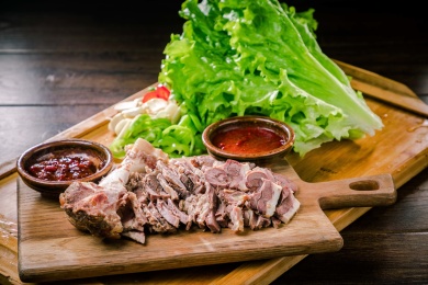 砧板上手把羊肉