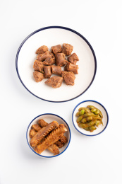 香辣卤味鸭脖、鸭翅膀和毛豆