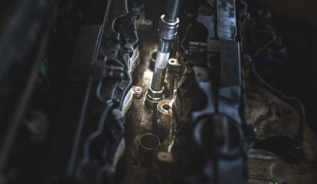 维修清洗汽车打开了盖子的发动机