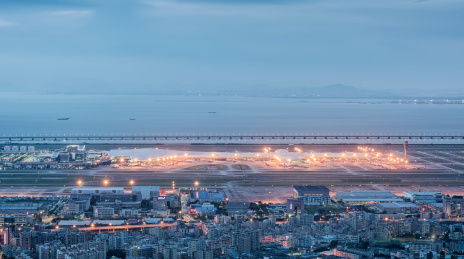 深圳宝安国际机场T3航站楼傍晚蓝调夜景远景