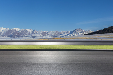 雪山背景空旷路面