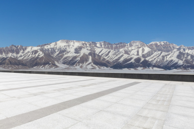 雪山背景空旷路面