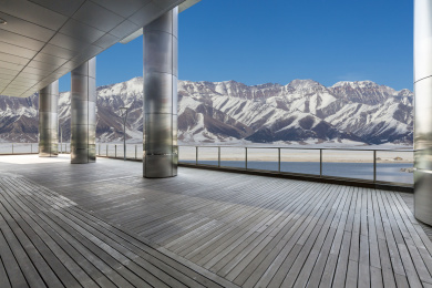 雪山背景空旷路面