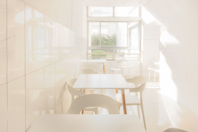 窗前的白色桌椅