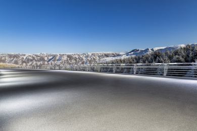 雪山背景空旷路面