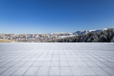 雪山背景空旷路面