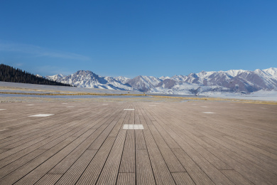 雪山背景空旷路面