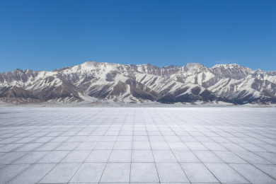 雪山背景空旷路面