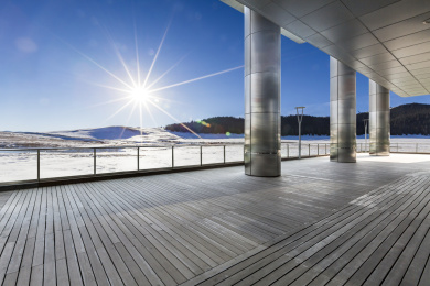 雪山背景空旷路面