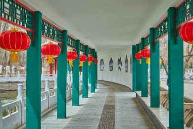 青海省西宁市人民公园里仿古的休闲走廊