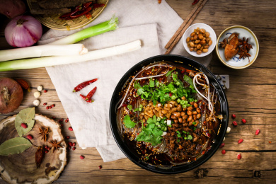 木桌上一碗酸爽的老成都酸辣粉