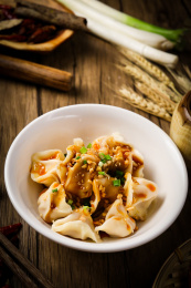 木桌上的一碗红油干拌水饺