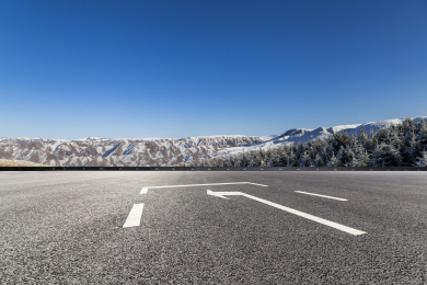 雪山背景空旷路面