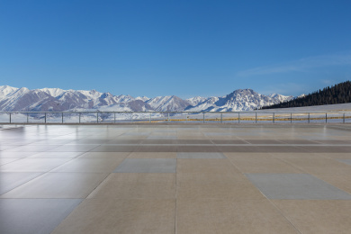 雪山背景空旷路面
