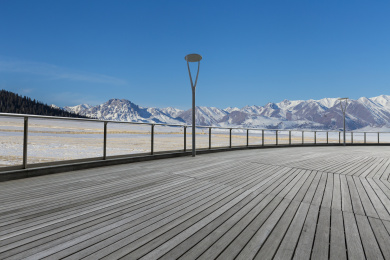 雪山背景空旷路面