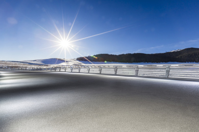 雪山背景空旷路面
