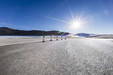 雪山背景空旷路面
