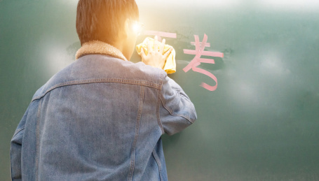 一个人擦掉黑板上的文字