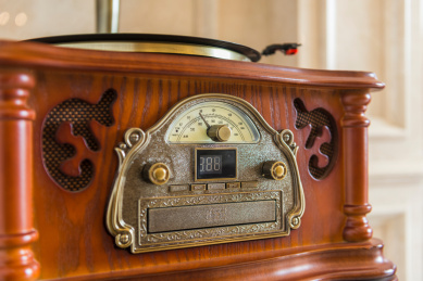 复古造型的收音机和CD播放器