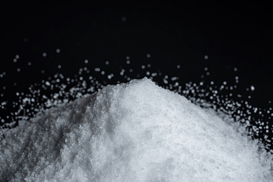 一堆食用盐在黑色背景上