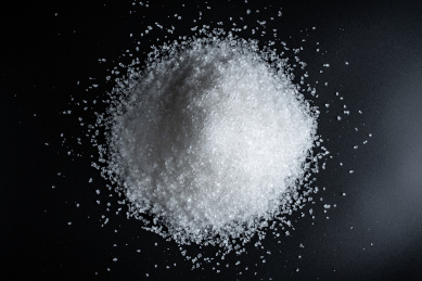 一堆食用盐在黑色背景上