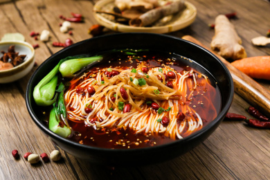 木桌上一碗香辣的重庆小面