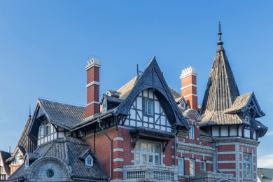 蓝天下的俄式风格建筑楼顶