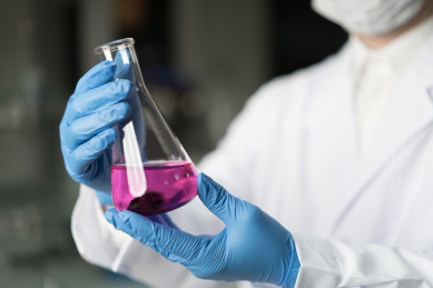 科学家在实验室内做实验