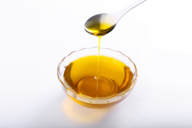 倒在碗里的食用油