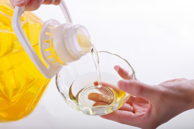 倒在碗里的食用油