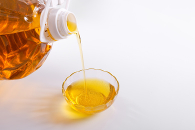 倒在碗里的食用油 食用油