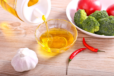 倒在碗里的食用油