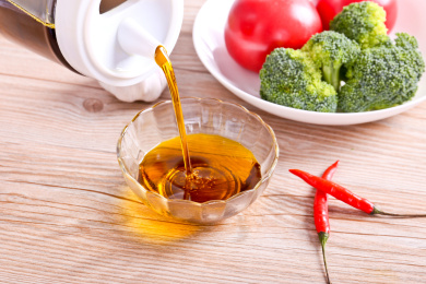 倒在碗里的食用油