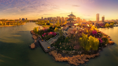 夕阳西下公园湖畔亭子美景