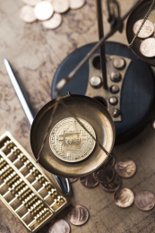 天平里的比特币