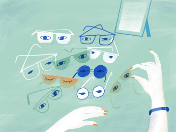  镜子前挑选眼镜的双手