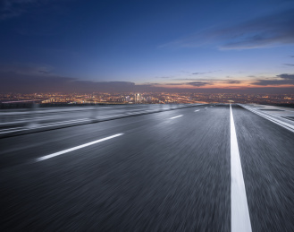 现代城市夜景与快速道路背景图