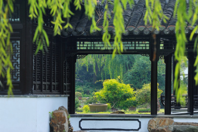 扬州瘦西湖风景区内的亭台楼阁