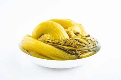 金黄色的酸菜在白背景上