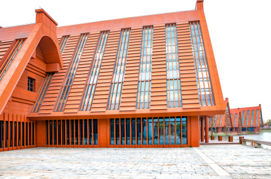 红色建筑的外观 