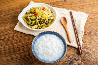 夏季开胃食谱炒酸菜和白粥