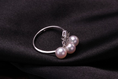 珍珠银饰戒指放在黑色的背景中