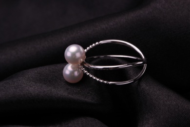 珍珠银饰戒指放在黑色的背景中