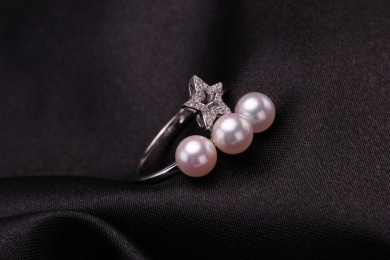 珍珠银饰戒指放在黑色的背景中